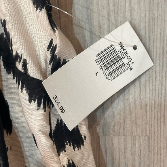 Old Navy Black and White Patterned Maxi Dress - Picture 5 of 11